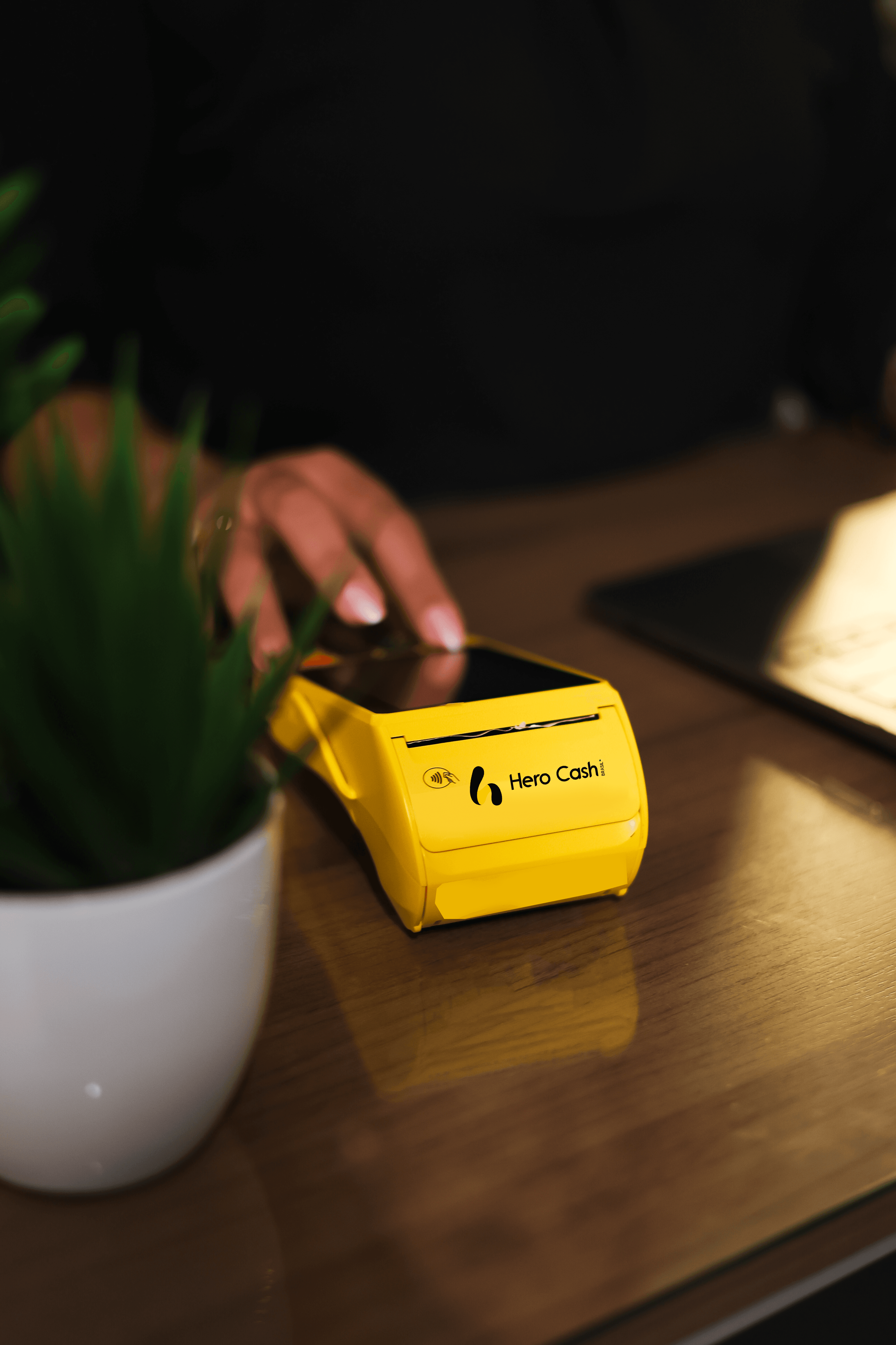 Pessoa utilizando máquina de pagamento