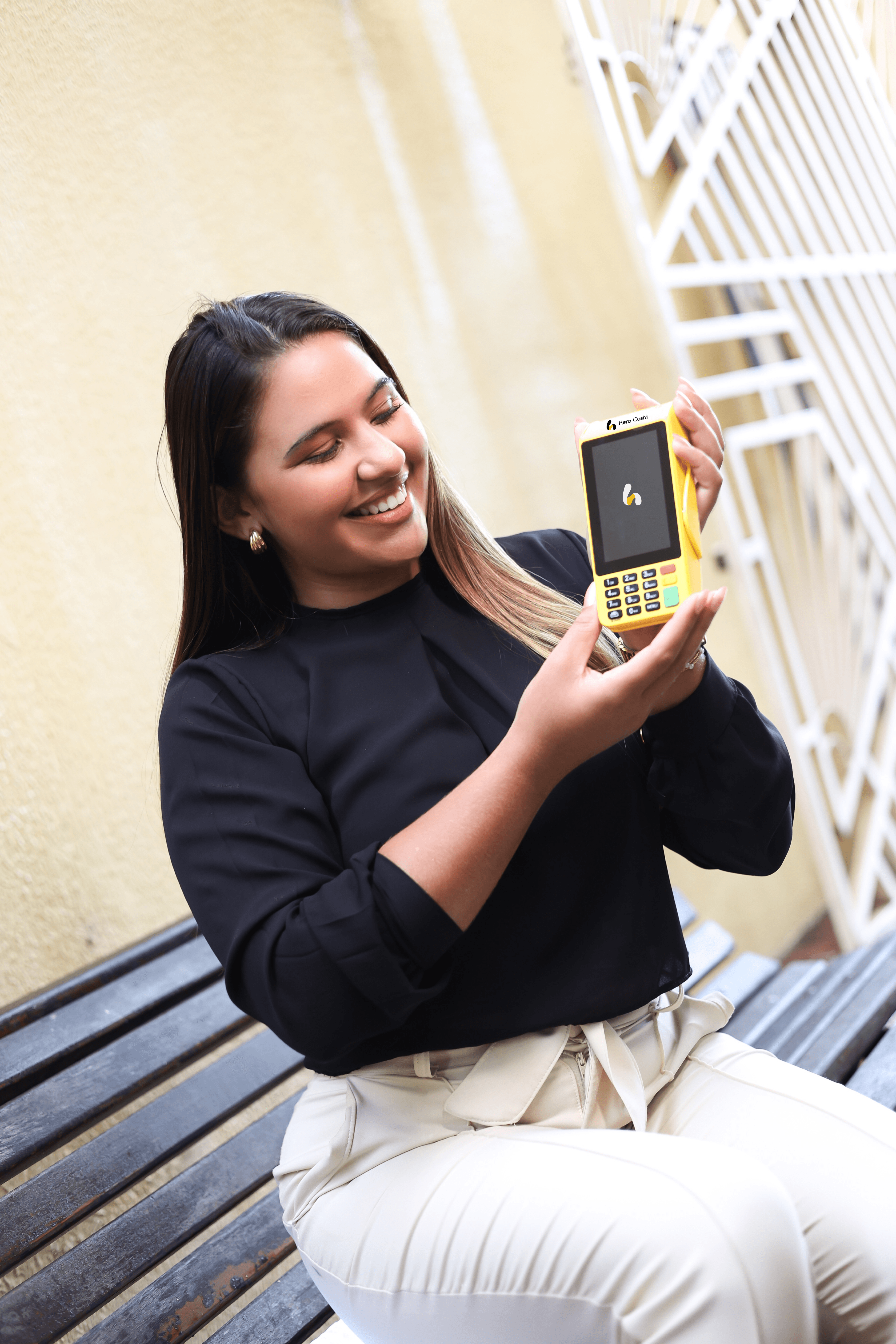 Pessoa segurando maquininha de cartão Hero Cash