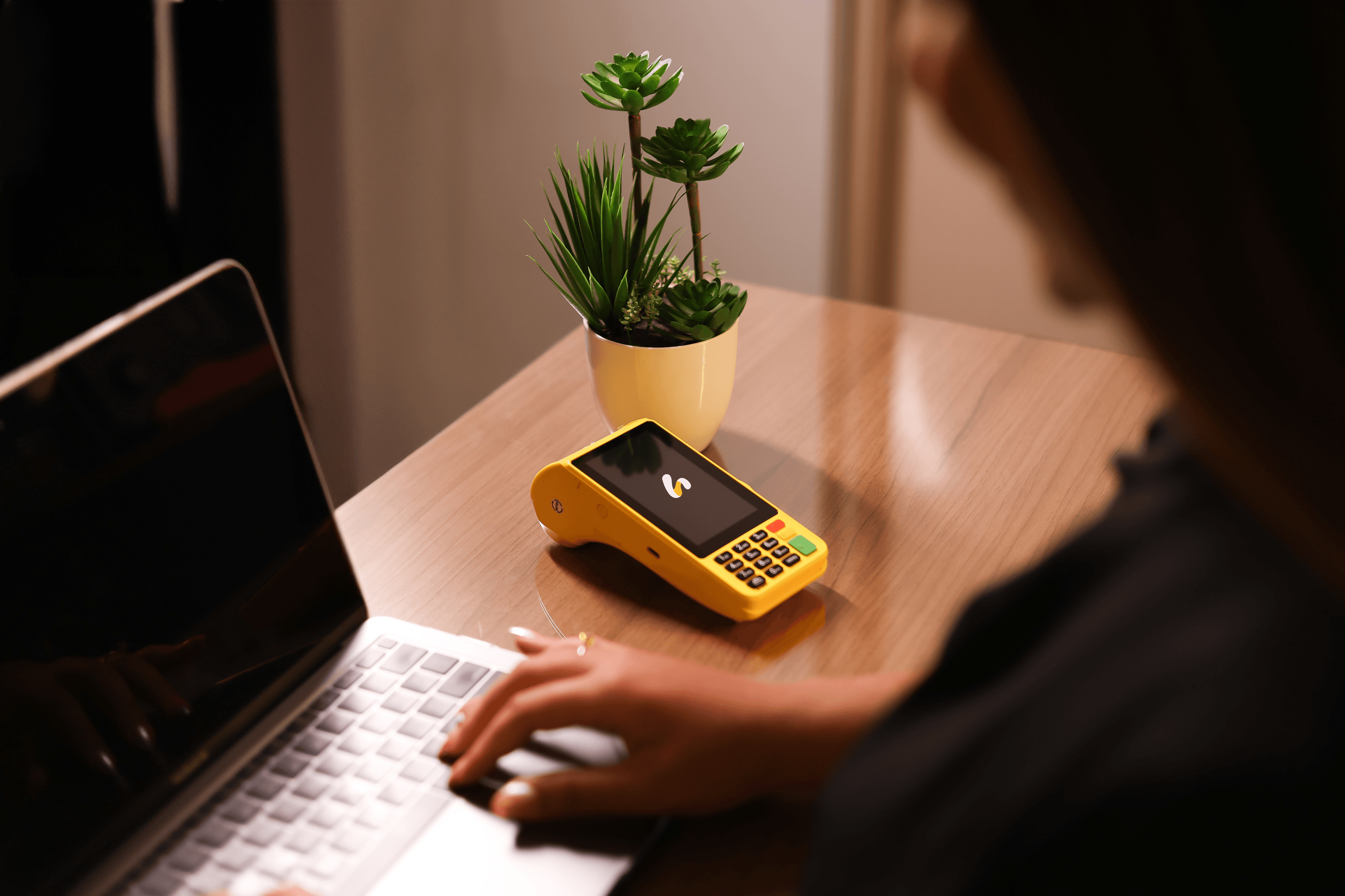 Pessoa recebendo pagamento